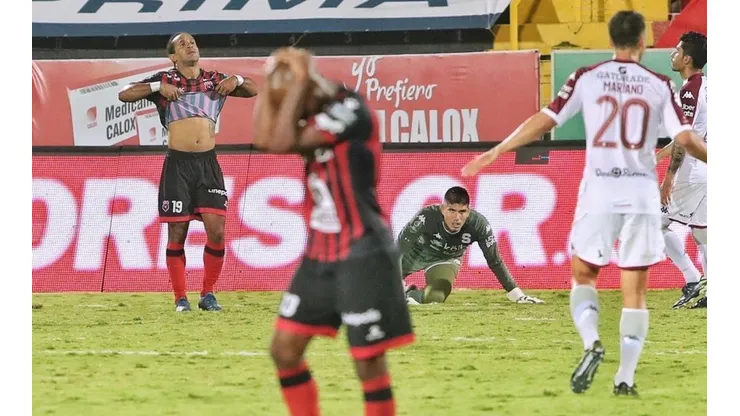 Cuatro ex-futbolistas de Alajuelense denunciaron al club