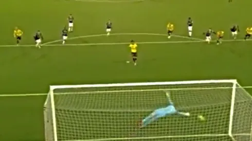 Christian Bolaños marcó gol de penal