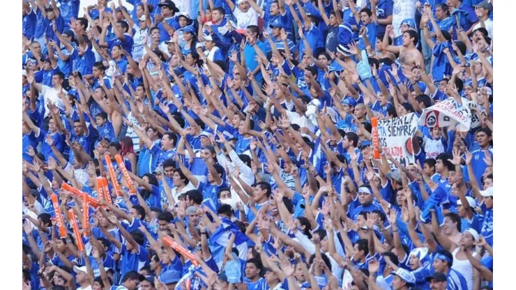 Oficial: el fútbol de El Salvador volverá con público en los estadios