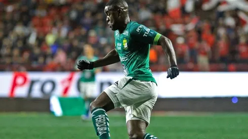 Joel Campbell con la camiseta del León