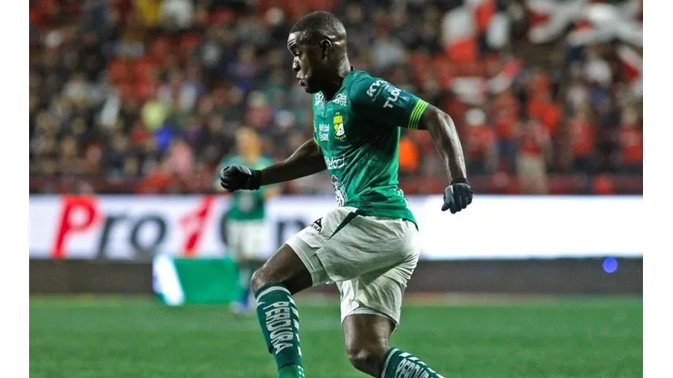 Joel Campbell con la camiseta del León