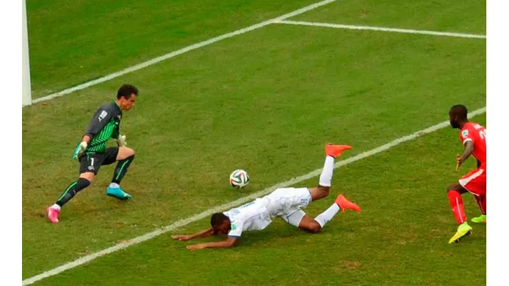 FIFA recordó el épico "fail" de Jerry Bengtson en el Mundial de Brasil 2014
