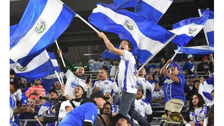 El fútbol salvadoreño podría volver con público en los estadios