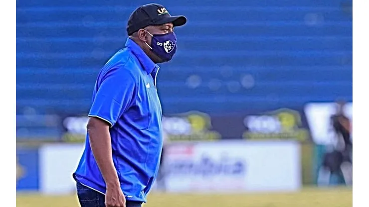 Hernán Medford dirigiendo un partido del Cartaginés