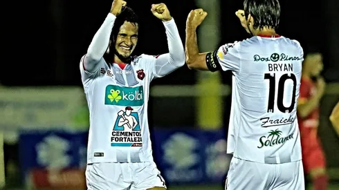 Bryan Ruiz junto a Alex López con Alajuelense