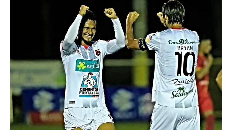 Bryan Ruiz junto a Alex López con Alajuelense
