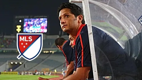 Ronald González en el banquillo de la selección de Costa Rica