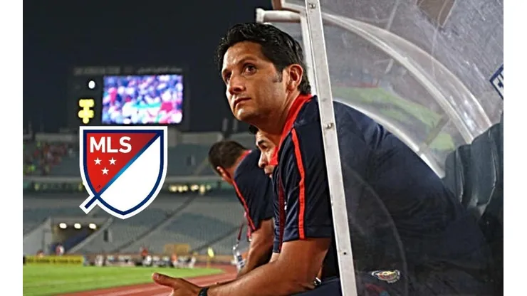Ronald González en el banquillo de la selección de Costa Rica