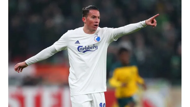 Bryan Oviedo se va del Copenhaguen