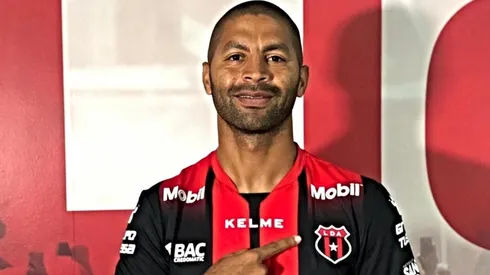 Álvaro Saborío celebrando un gol con Alajuelense