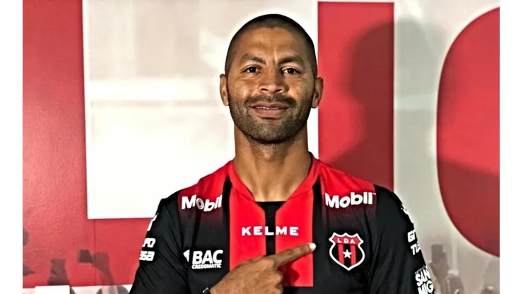 Álvaro Saborío celebrando un gol con Alajuelense