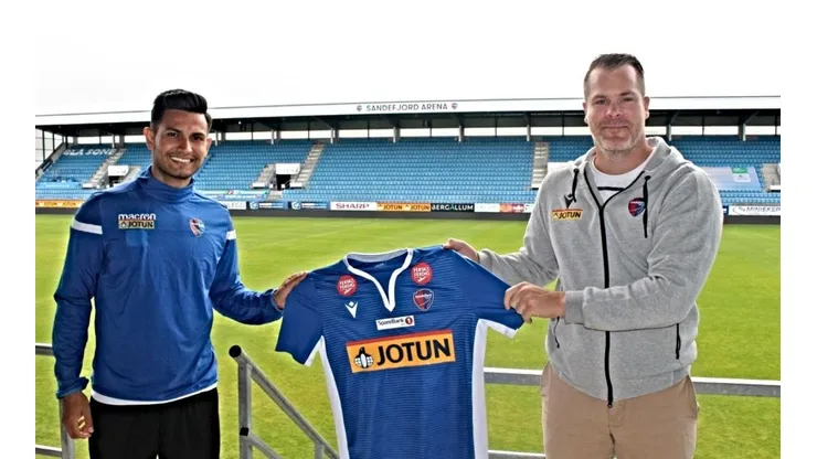Deyver Vega con su nuevo equipo del Sandefjord Fotball
