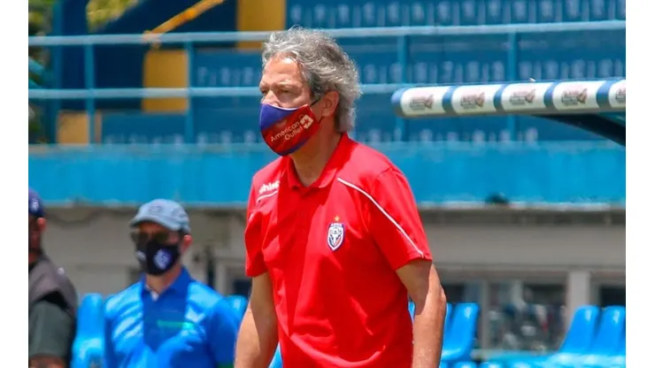 Carlos Restrepo se va de San Carlos