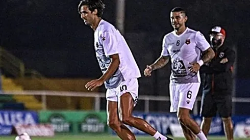 Bryan Ruiz con la camiseta de Alajuelense