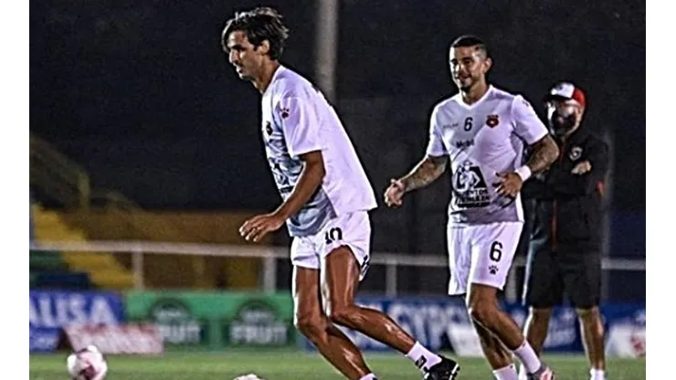 Bryan Ruiz con la camiseta de Alajuelense