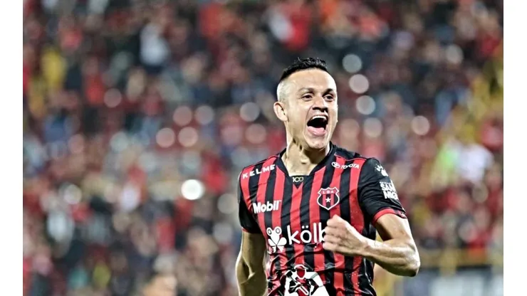 José Miguel Cubero con la camiseta de Alajuelense