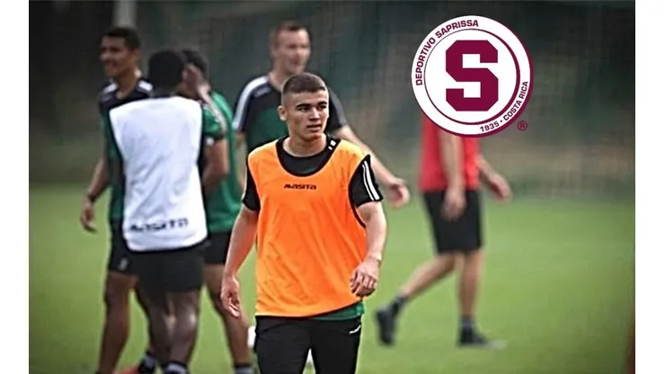 Manfred Ugalde con la camiseta de su equipo anterior: el Deportivo Saprissa