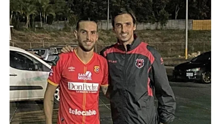Bryan Ruiz junto a su hermano Yendrick Ruiz
