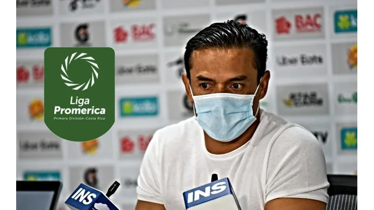 Walter Centeno en rueda de prensa con el Deportivo Saprissa