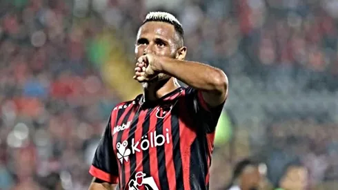 Alex López celebrando un gol con Alajuelense