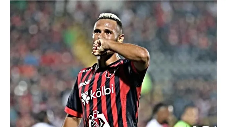 Alex López celebrando un gol con Alajuelense