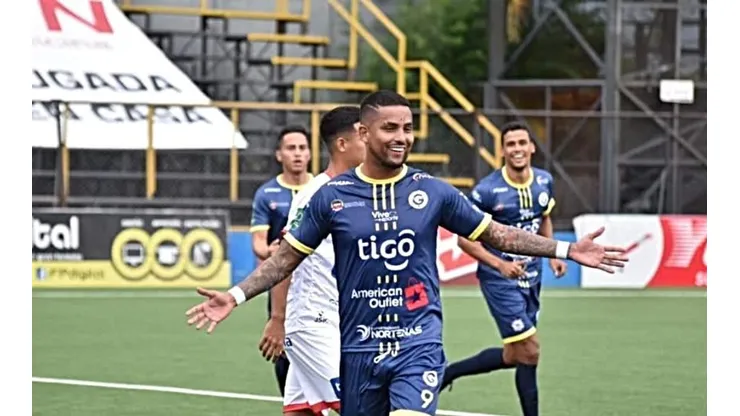 Frank Zamora con la camiseta de Guadalupe F.C
