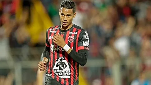 Ariel Lassiter con la camiseta de la Liga Deportiva Alajuelense