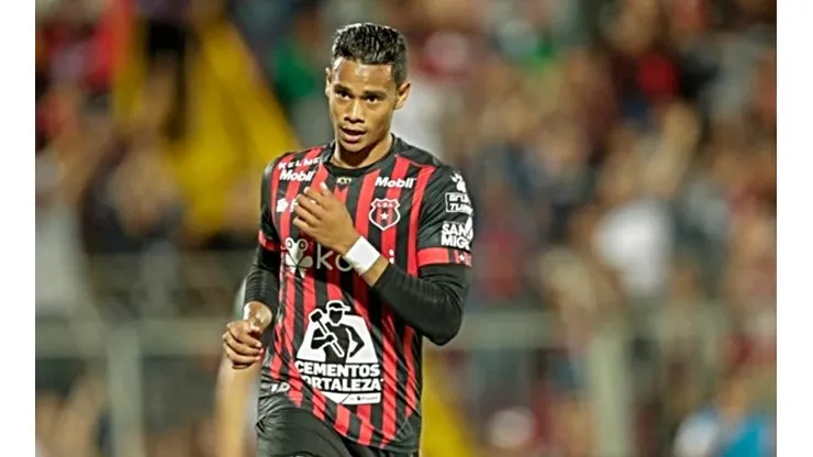 Ariel Lassiter con la camiseta de la Liga Deportiva Alajuelense