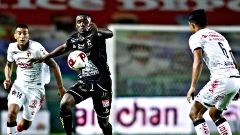 Joel Campbell disputando una jugada con la camiseta del León