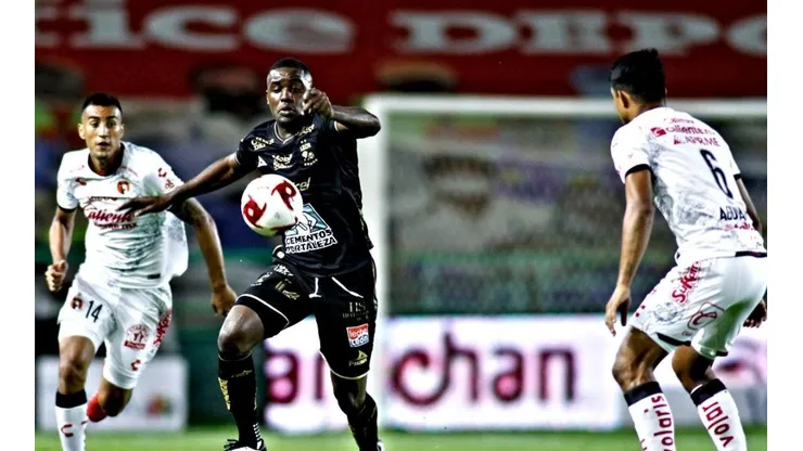 Joel Campbell disputando una jugada con la camiseta del León