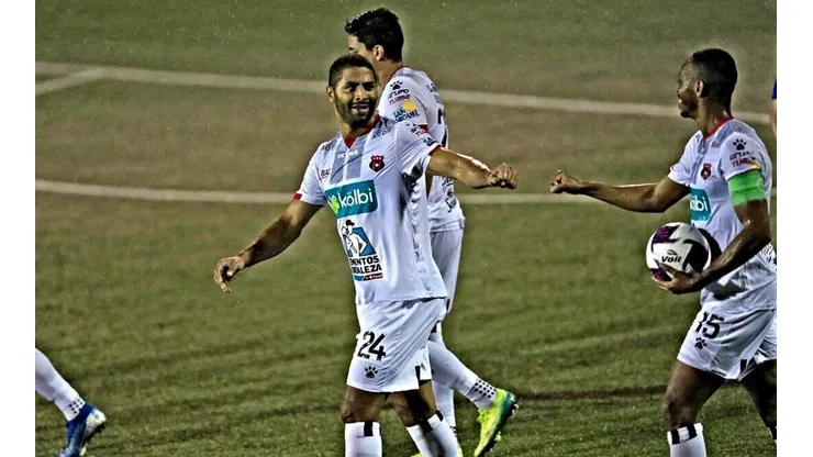 Álvaro Saborío celebrando gol con Alajuelense