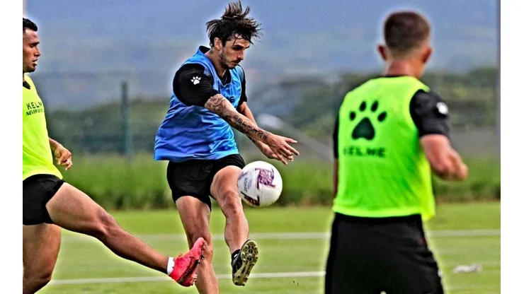 Bryan Ruiz entrenando con Alajuelense