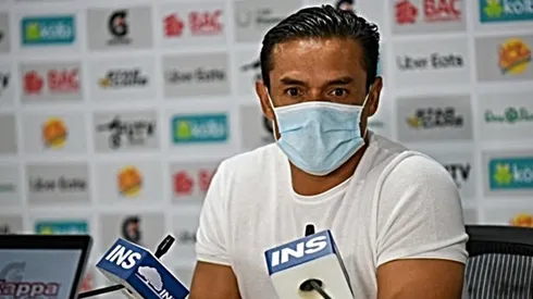 Walter Centeno en conferencia de prensa dirigiendo al Saprissa