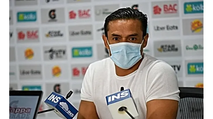 Walter Centeno en conferencia de prensa dirigiendo al Saprissa