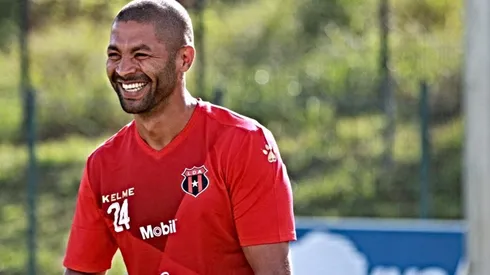Álvaro Saborío entrenando con Alajuelense