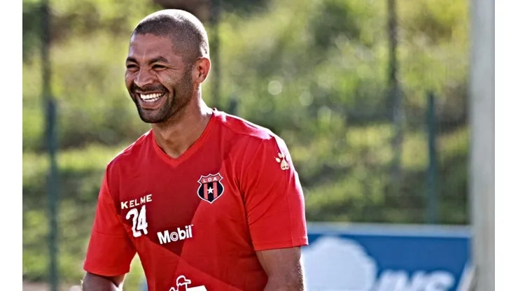 Álvaro Saborío entrenando con Alajuelense