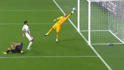 Keylor Navas atajando en Champions con el PSG