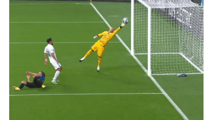 Keylor Navas atajando en Champions con el PSG