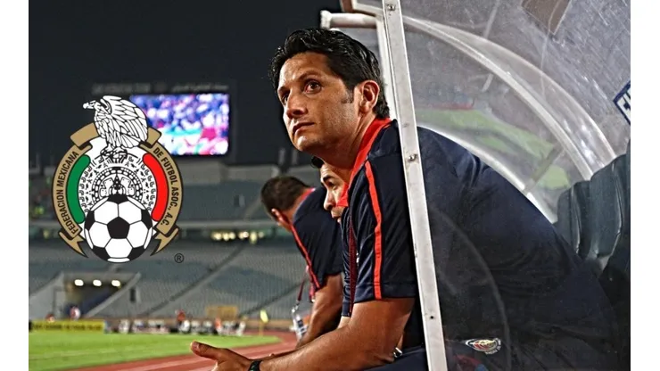 Ronald González en el banquillo dirigiendo a Costa Rica