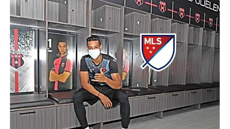 Ariel Lassiter en el vestuario de Alajuelense