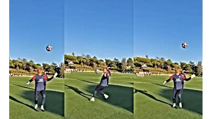 Keylor Navas dominando el balón en un entrenamiento del PSG