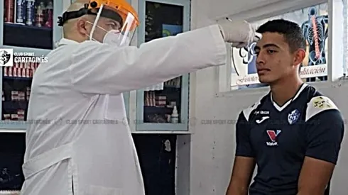 Jugador del Cartaginés realizándose las pruebas del COVID-19