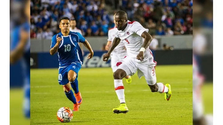 Jaime Alas, volante de La Selecta en pleno duelo contra Canadá