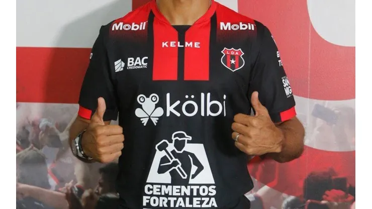 Alajuelense confirma la llegada de un delantero