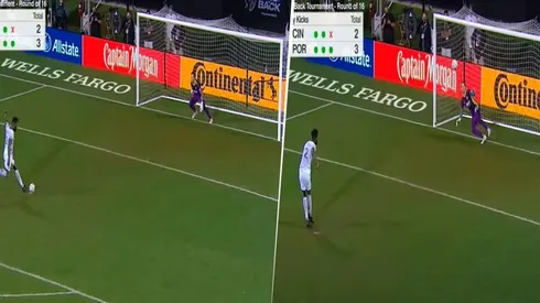 Kendall Waston errando su penal