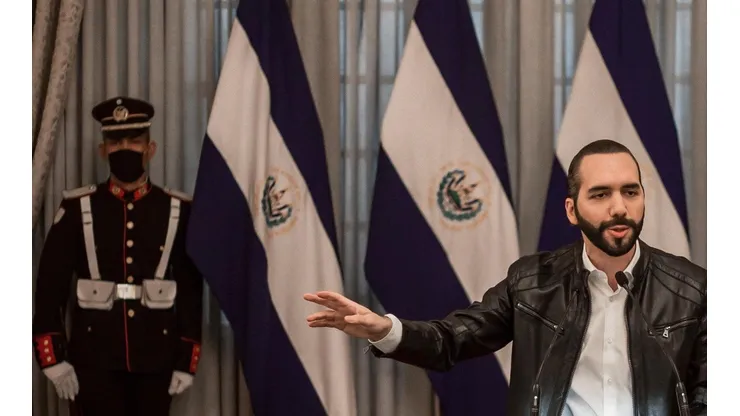 Bukele suspendió reapertura económica