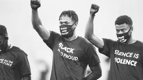 Kendall Waston, entre otros futbolistas, en pleno gesto del "Black Power"