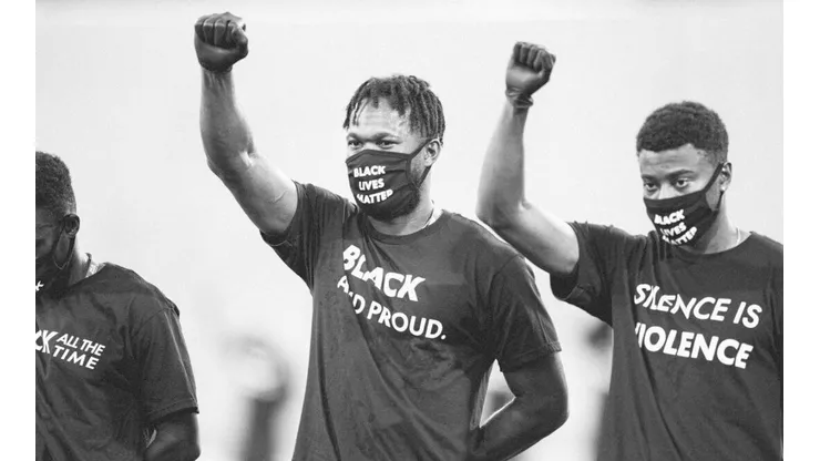 Kendall Waston, entre otros futbolistas, en pleno gesto del "Black Power"