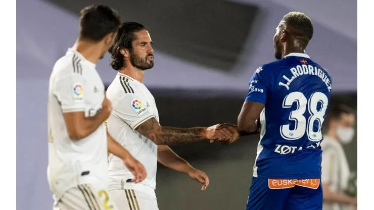 José Luis Rodríguez se saluda con los futbolistas del Real Madrid