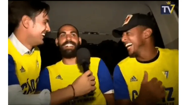 Compañero de Lozano lo trollea durante los festejos del ascenso